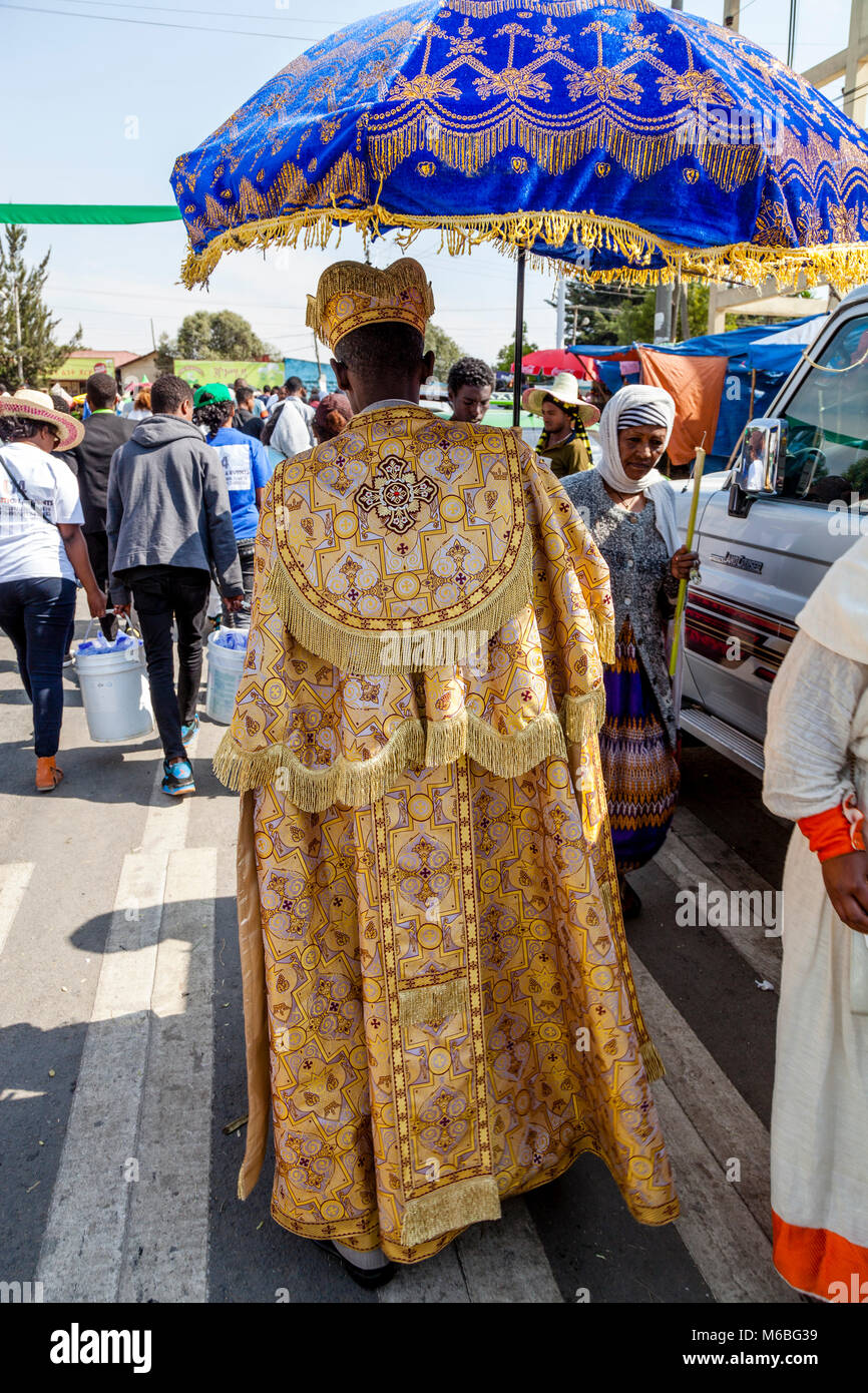 Un prêtre chrétien orthodoxe éthiopienne marche dans la rue au cours de Timkat (Epiphanie) Célébrations, Addis Abeba, Ethiopie Banque D'Images