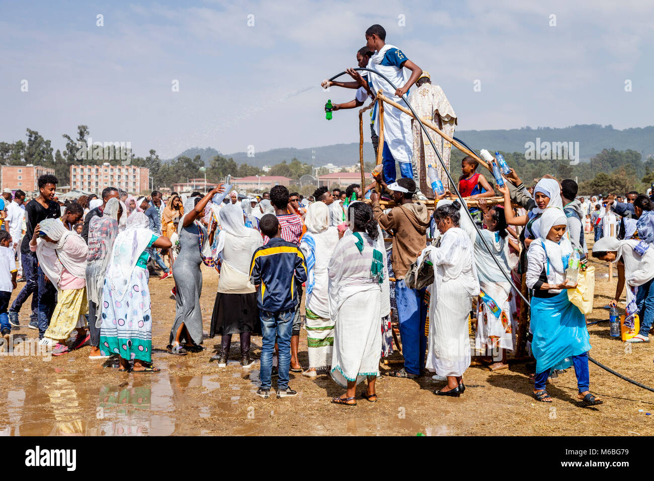 Les chrétiens éthiopiens sont saupoudrées d'eau bénite pour célébrer le baptême de Jésus au Jourdain, Timkat (Epiphanie), Addis Abeba, Ethiopie Banque D'Images