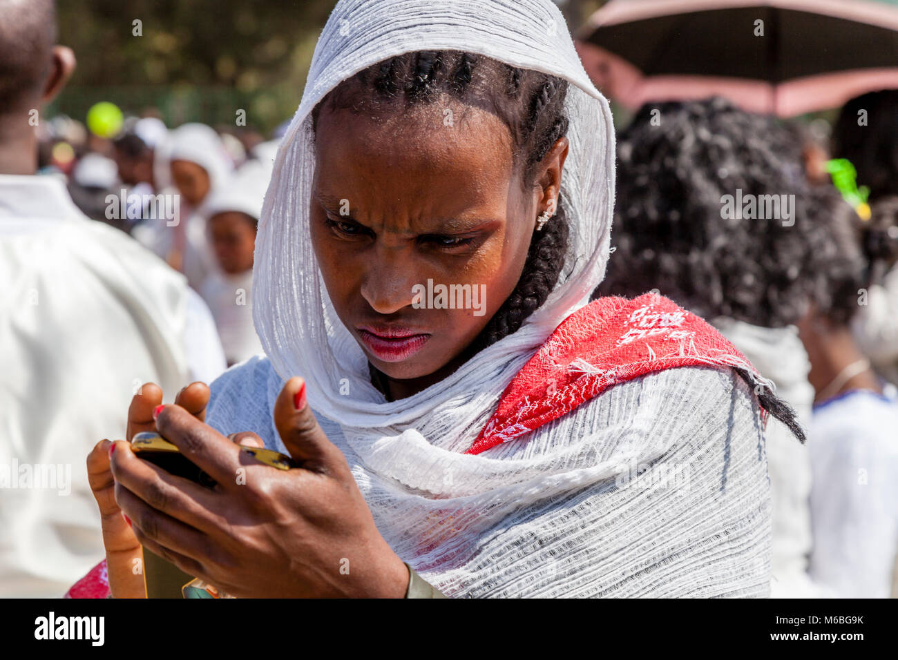 Une femme éthiopienne à avec inquiétude à son téléphone portable, Addis-Abeba, Ethiopie Banque D'Images