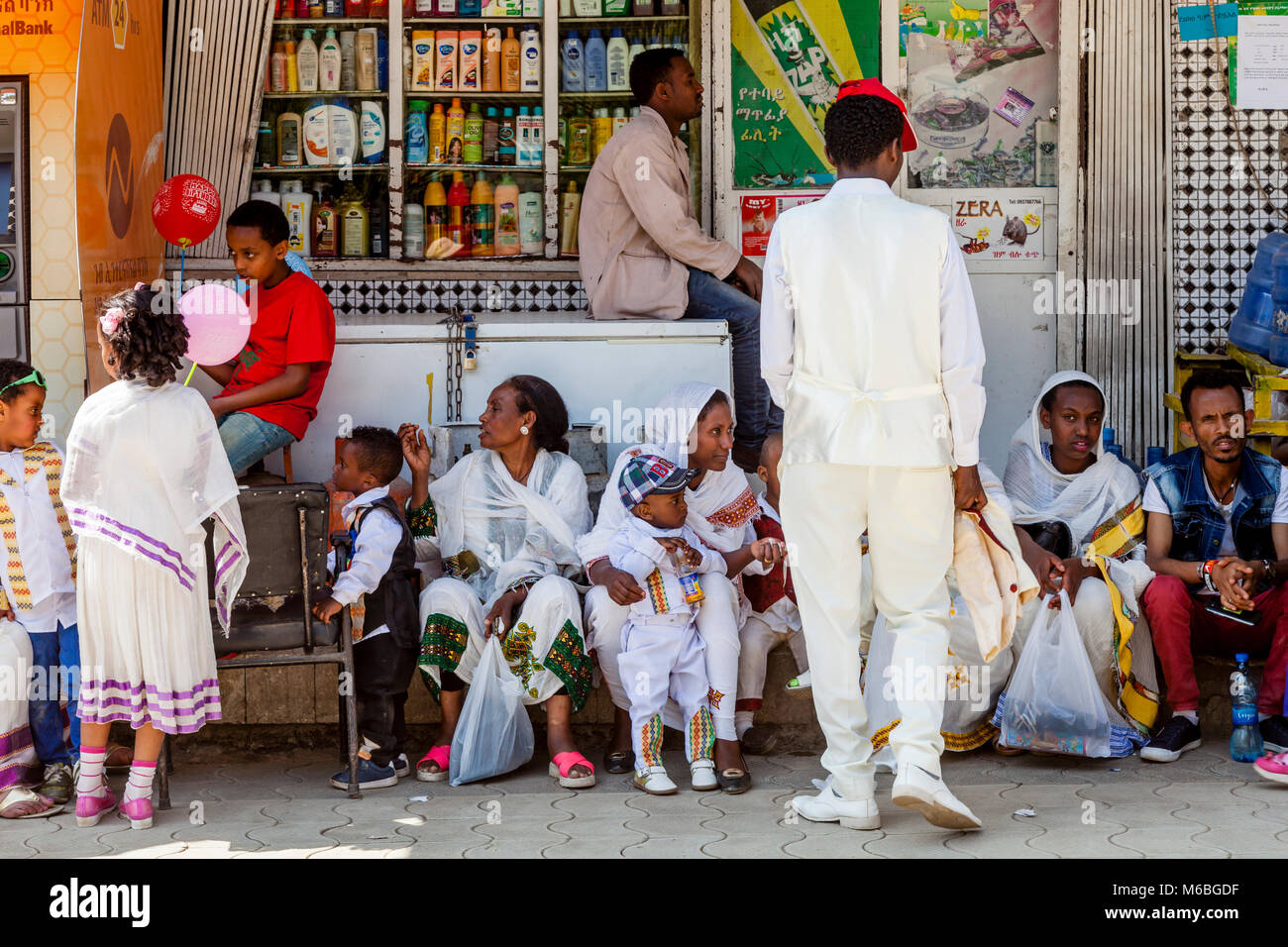 Les chrétiens éthiopiens assis à l'extérieur d'un magasin pendant les célébrations de Timkat (Epiphanie), Addis Abeba, Ethiopie Banque D'Images
