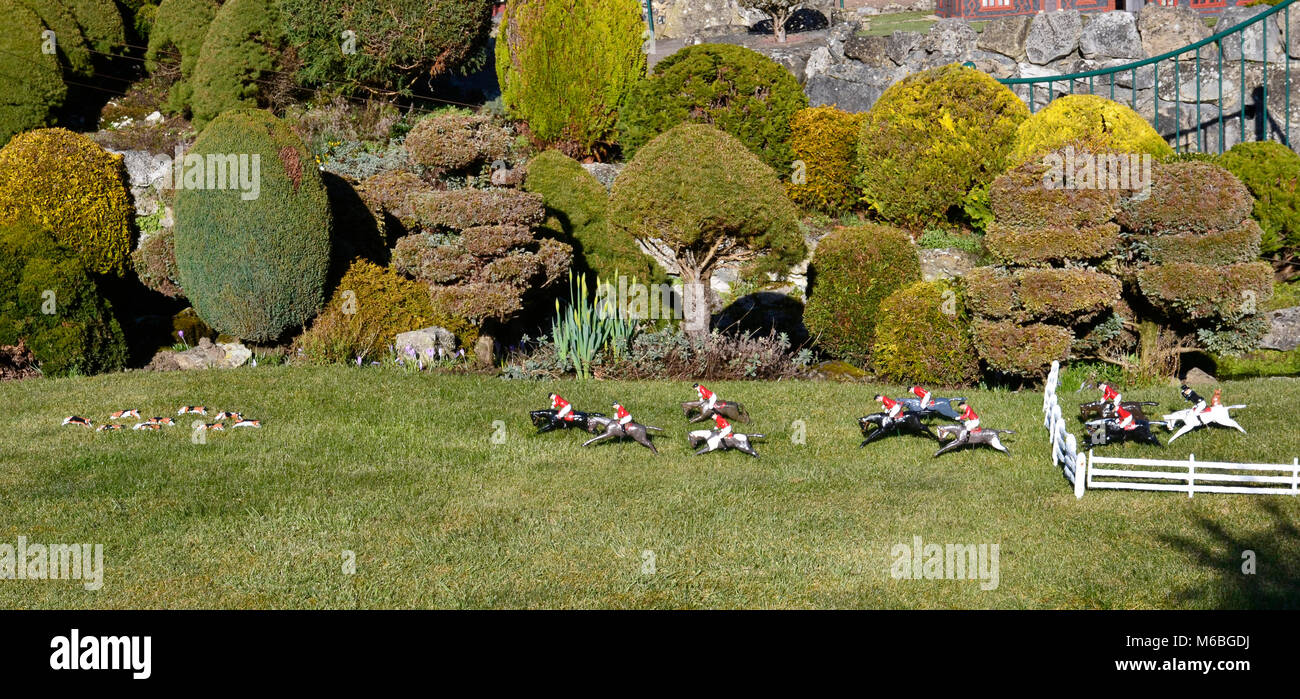 Chasse Au Renard À Bekonscot Model Village, Beaconsfield, Buckinghamshire, Angleterre. Royaume-Uni - remarquez le renard au dos du dernier cheval Banque D'Images