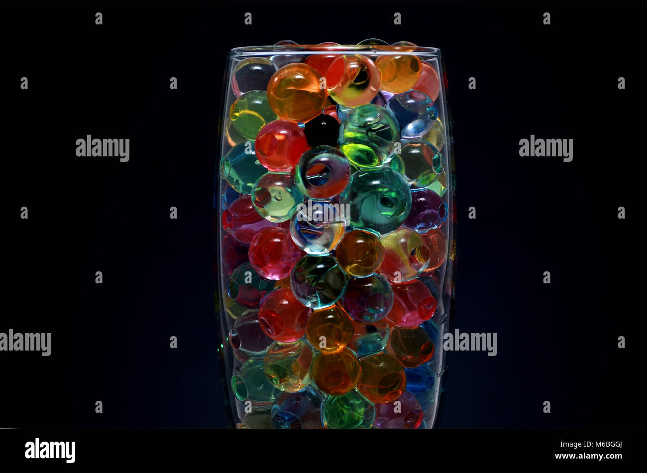 Boules colorées dans un verre Banque D'Images