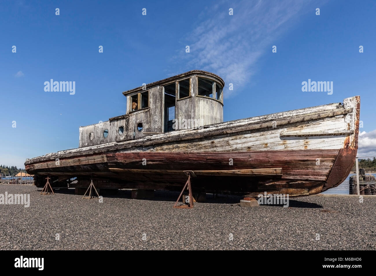 Vieux bateau en dehors de Coos History Museum de Coos Bay, OR. Banque D'Images