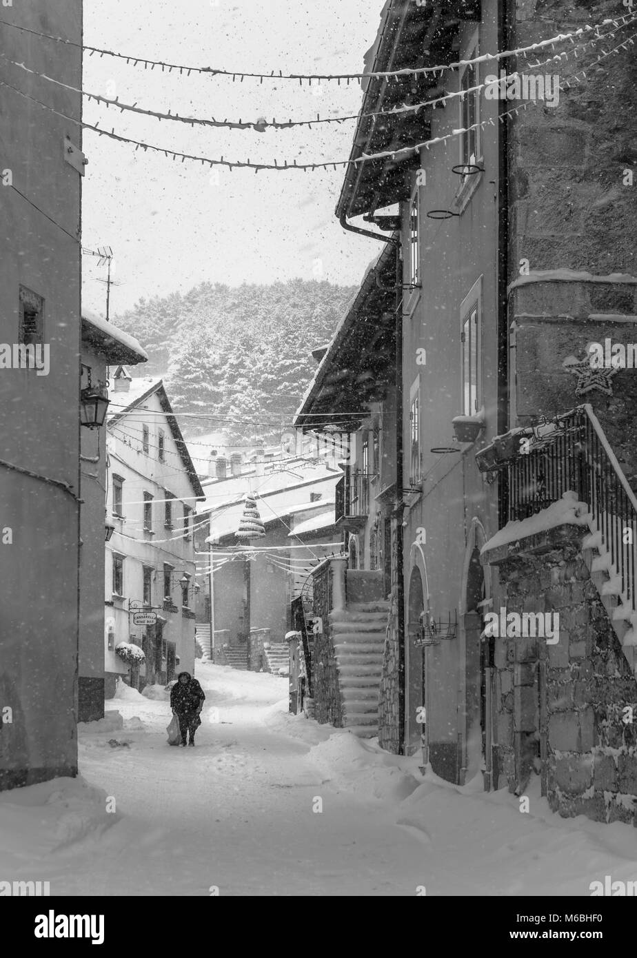 Neige dans le village avec femme. Pescocostanzo, .Abruzzo Banque D'Images