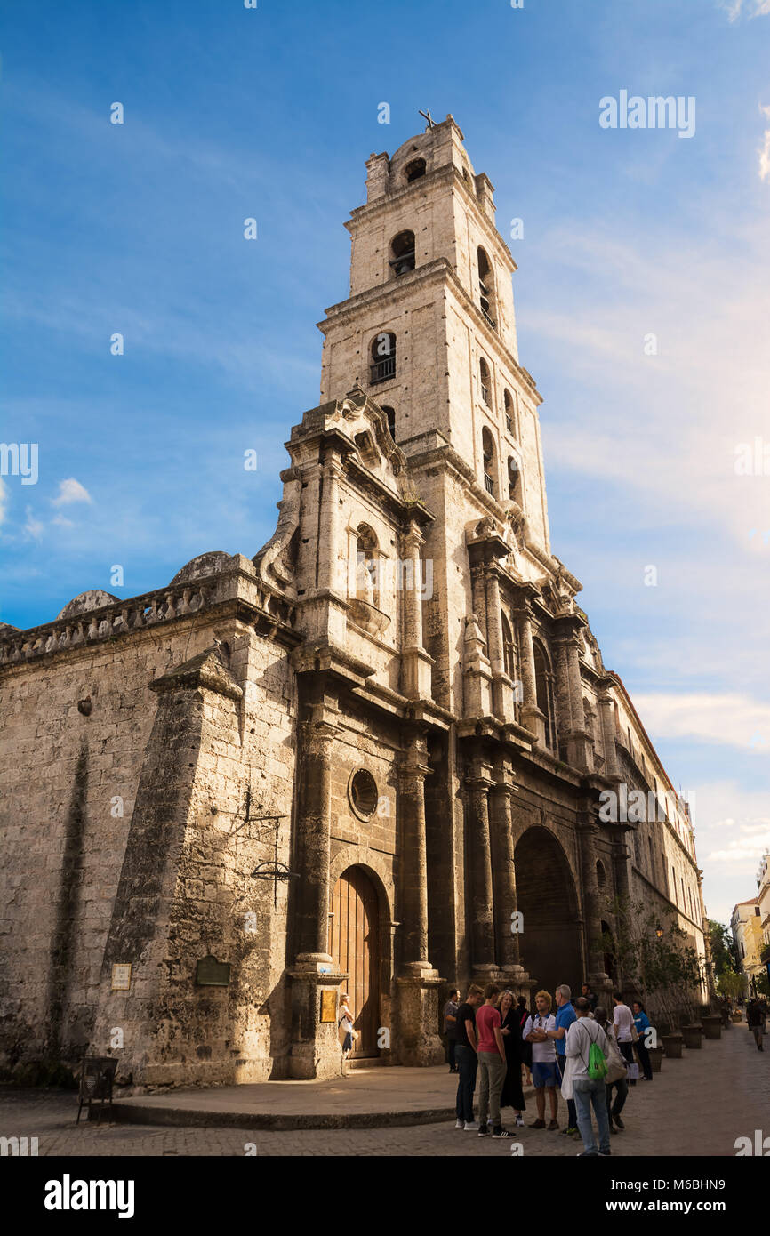 La Havane, Cuba - 11 décembre 2017 : église de San Francesco et touristique dans la Vieille Havane Banque D'Images
