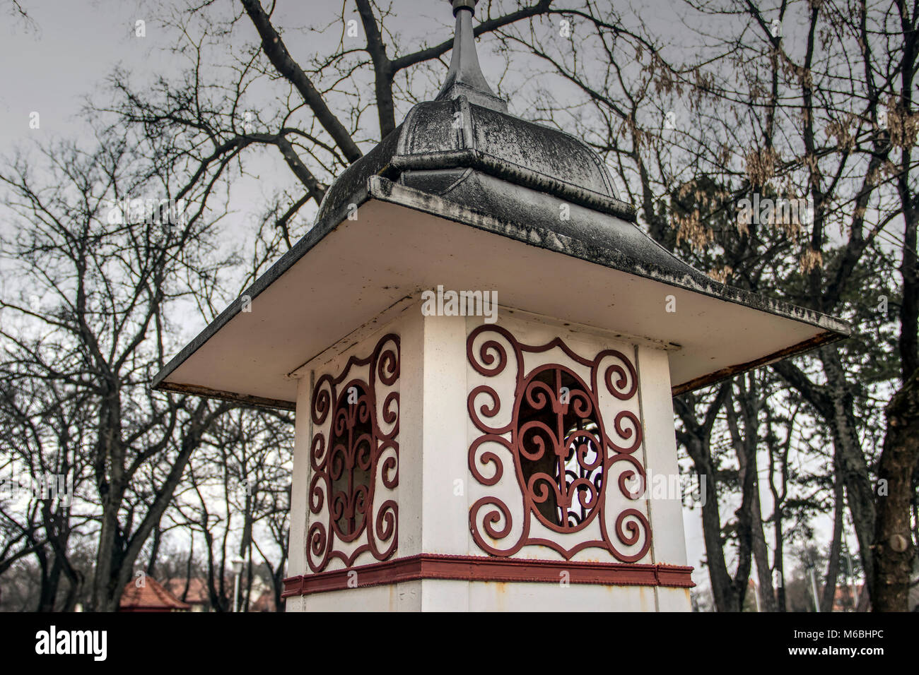 Palic, en Voïvodine, Serbie - toit de la pôle météorologiques placés dans le parc Banque D'Images