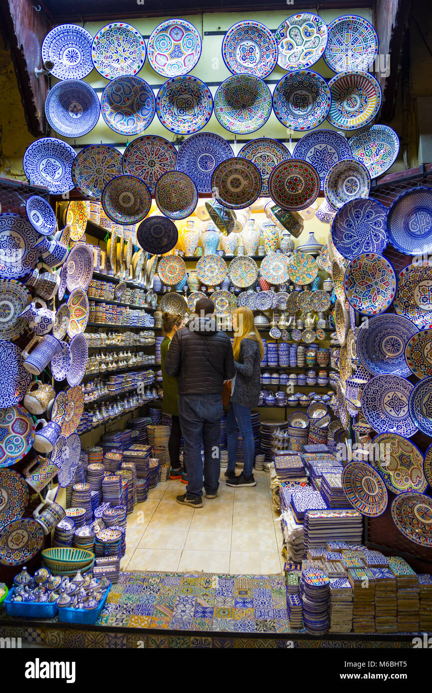 Les touristes shopping dans un magasin de poterie et céramique marocaine dans la vieille médina souks à Fes, Maroc Banque D'Images