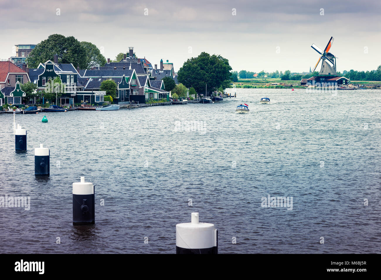 Moulins à vent hollandais de Zaanse Schans, Amsterdam, Pays-Bas Banque D'Images