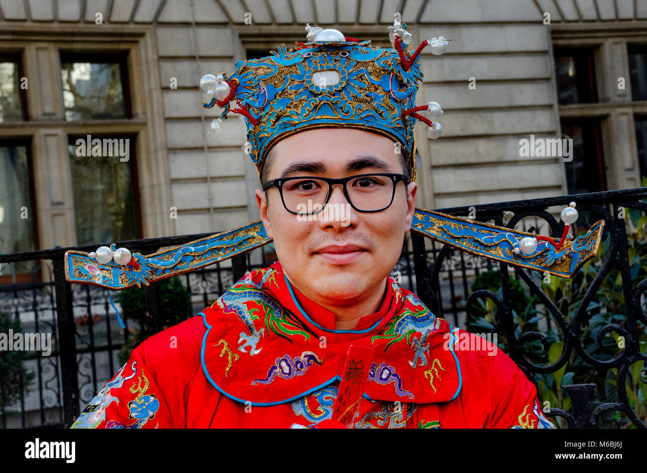 Londres, UK - OCT. 18, 2018 : portrait de jeune homme chinois avec costume traditionnel et à la célébration du Nouvel An chinois à Londres, au Royaume-Uni. Banque D'Images