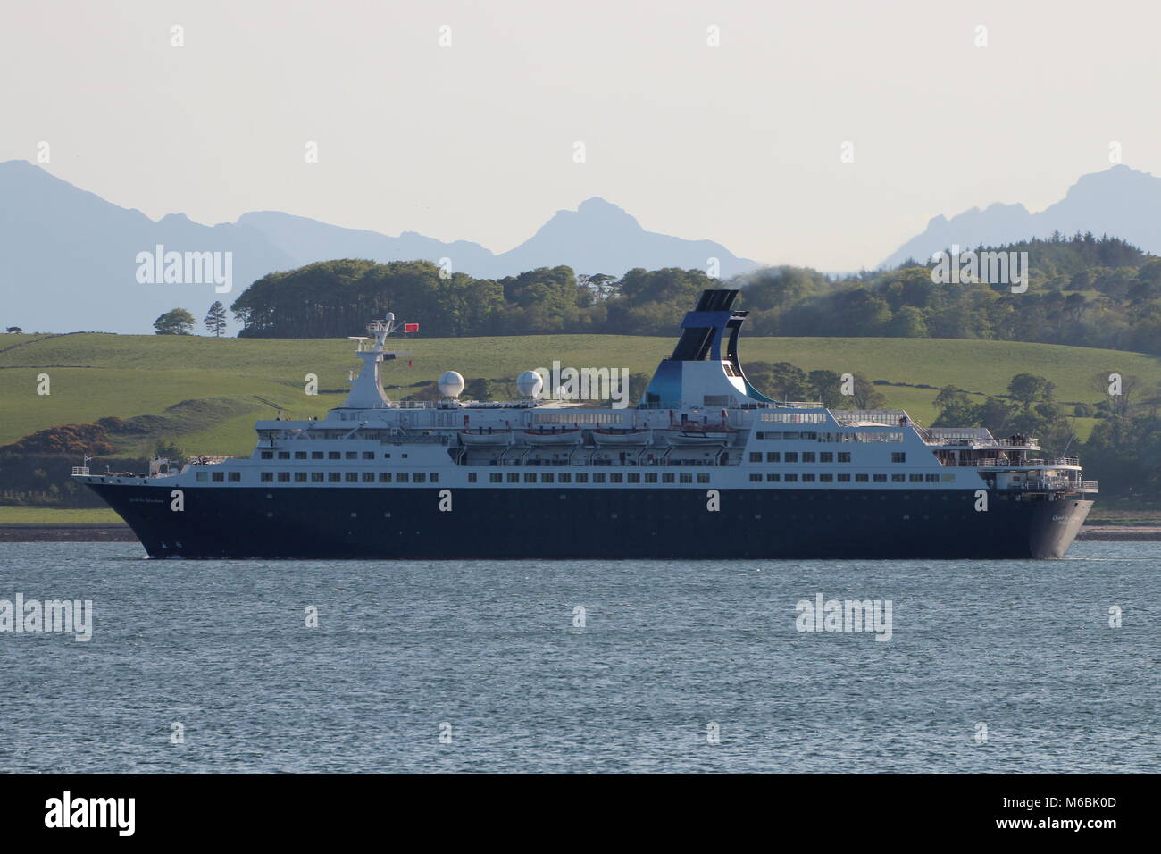 Le navire de croisière d'aventure quête en passant par le canal de Largs dans le Firth of Clyde. Banque D'Images