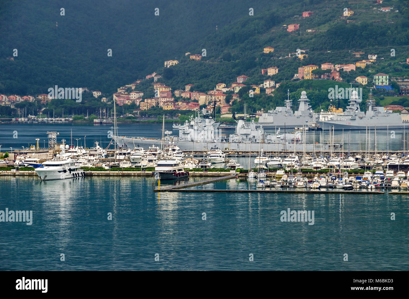 La Spezia, Italie - 29 mai 2016 : une vue générale de la ville La Spezia, le chef de la station navale italienne et arsenal, à partir de la mer, marina et montrant Banque D'Images