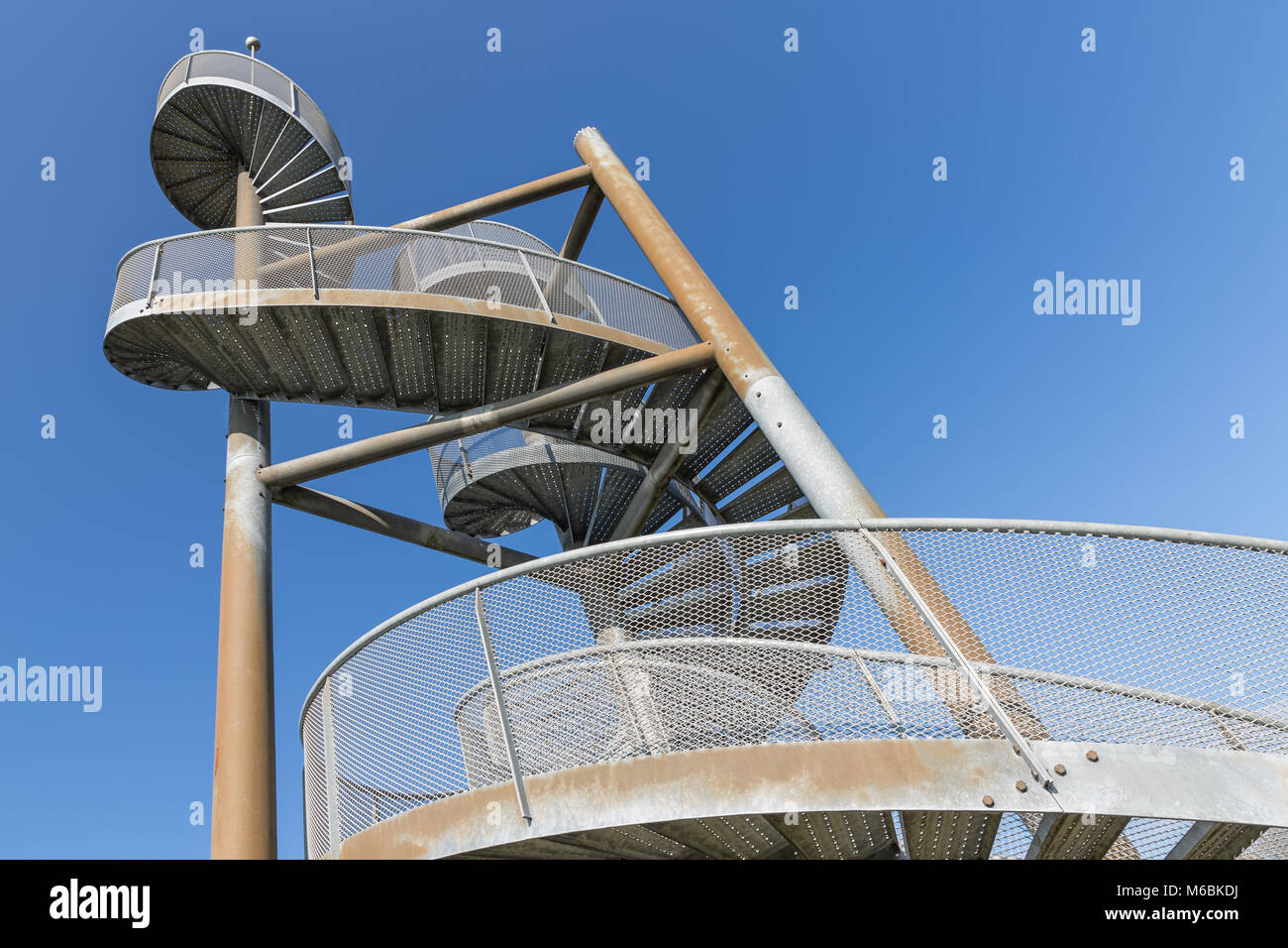 Tour faite d'escaliers en spirale près de l'aéroport de Lelystad, Pays-Bas Banque D'Images