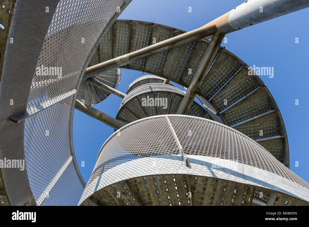 Tour faite d'escaliers en spirale près de l'aéroport de Lelystad, Pays-Bas Banque D'Images