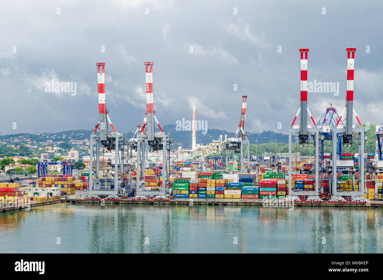 La Spezia, Italie - 29 mai 2016 : sur la ville La Spezia, le chef de la station navale italienne et arsenal, à partir de la mer, indiquant les port avec Banque D'Images