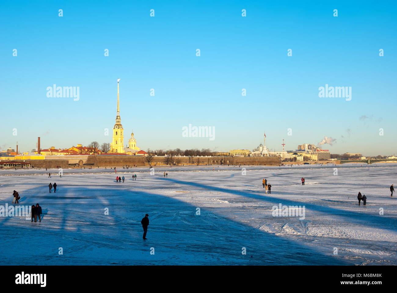 SAINT-Pétersbourg, Russie, le 21 janvier 2017 : les gens marcher sur la glace de la rivière Neva, près de l'ancienne Saint-pétersbourg Stock Exchange et Colonnes rostrales Banque D'Images