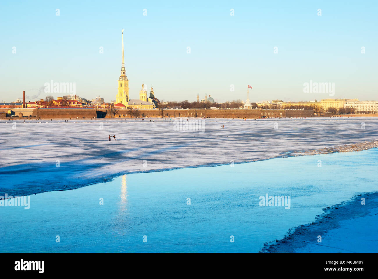 SAINT-Pétersbourg, Russie, le 21 janvier 2017 : les gens marcher sur la glace de la rivière Neva. Sur l'arrière-plan est Saints Peter and Paul Fortress Banque D'Images