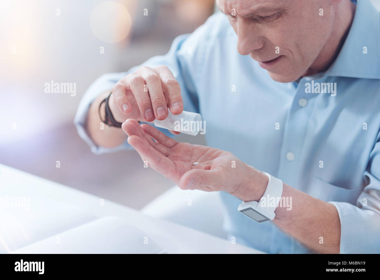 Bonne recherche bel homme prendre des pilules Banque D'Images