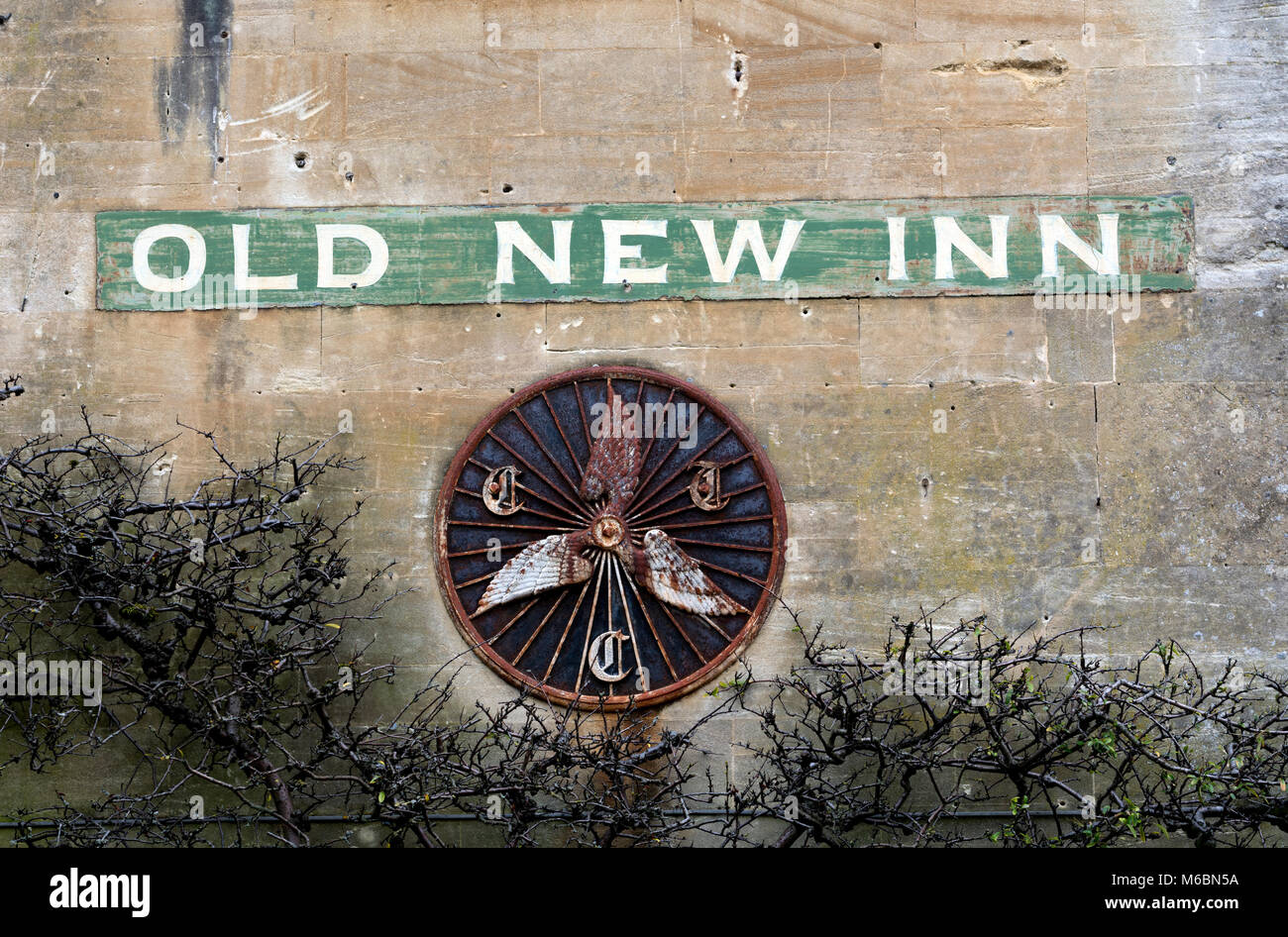 Les cyclistes Touring Club (CTC) sur l'ancien New Inn, Bourton-sur-l'eau, Gloucestershire, England, UK Banque D'Images