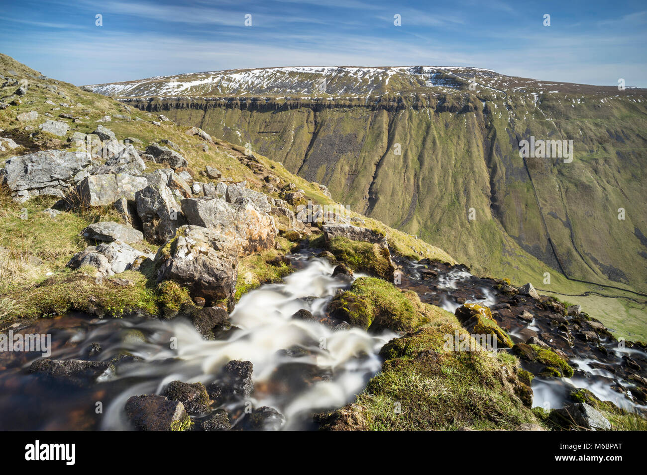 Le ruisseau qui coupe haute en Highcup Nick Gill Beck, Eden Valley, Cumbria, Angleterre Banque D'Images