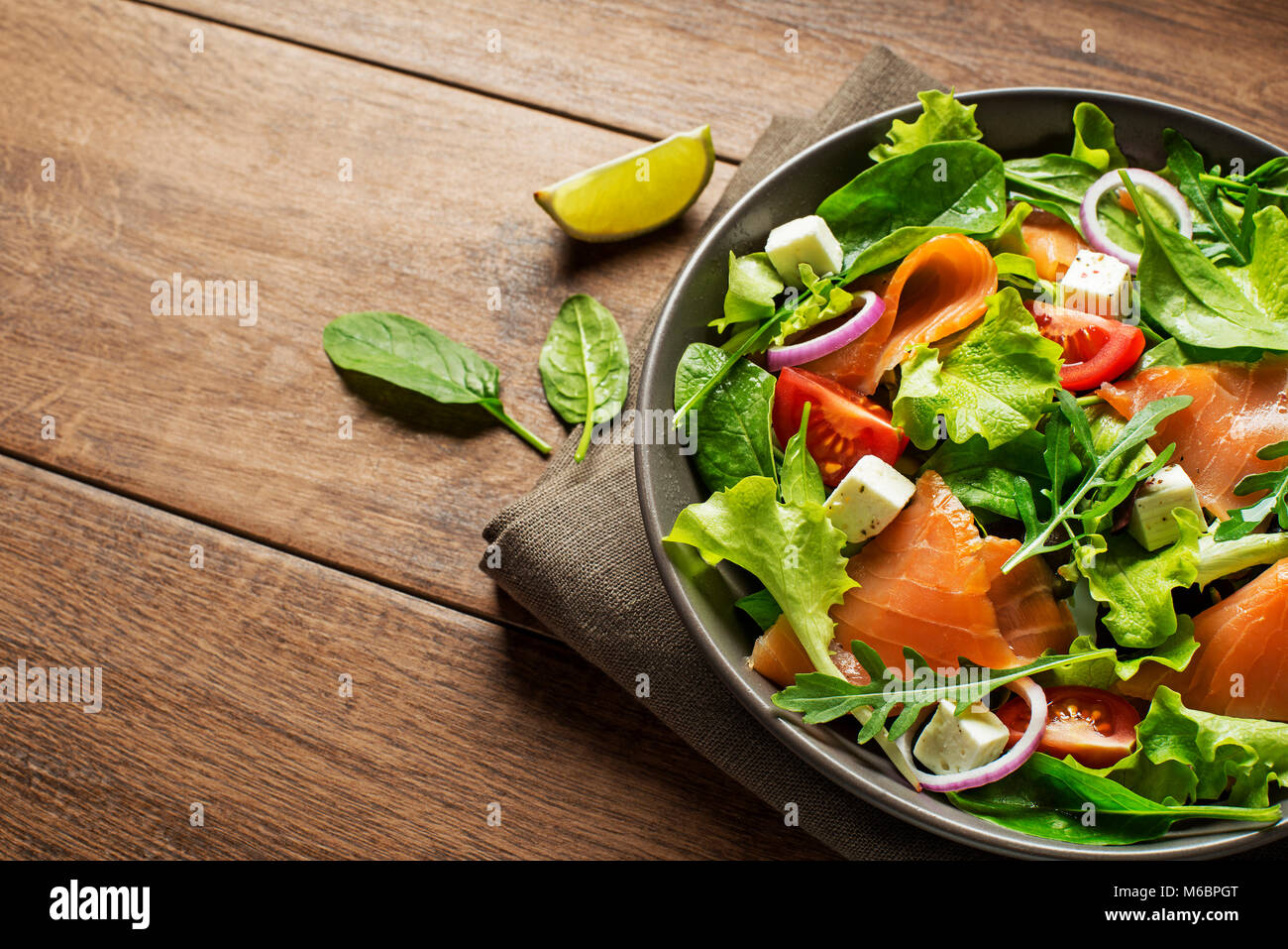 Salade de laitue verte fraîche au saumon fumé et tomates cerises Banque D'Images