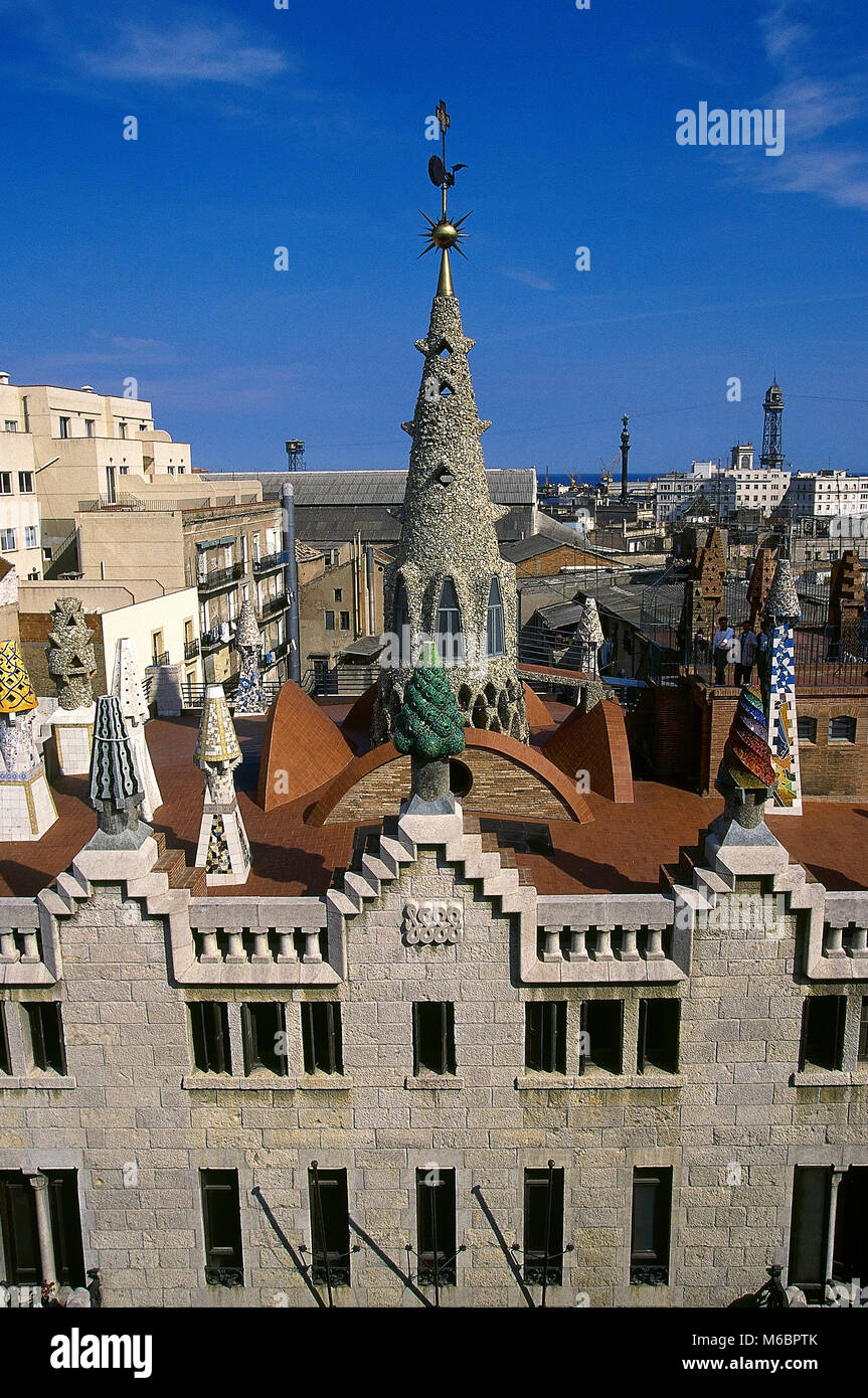 Barcelone, Catalogne, Espagne. Palau Guell, 1886-1890. Conçu par Antonio Gaudi. Détail de la façade et de la toiture terrasse. Le Modernisme Catalan. Banque D'Images