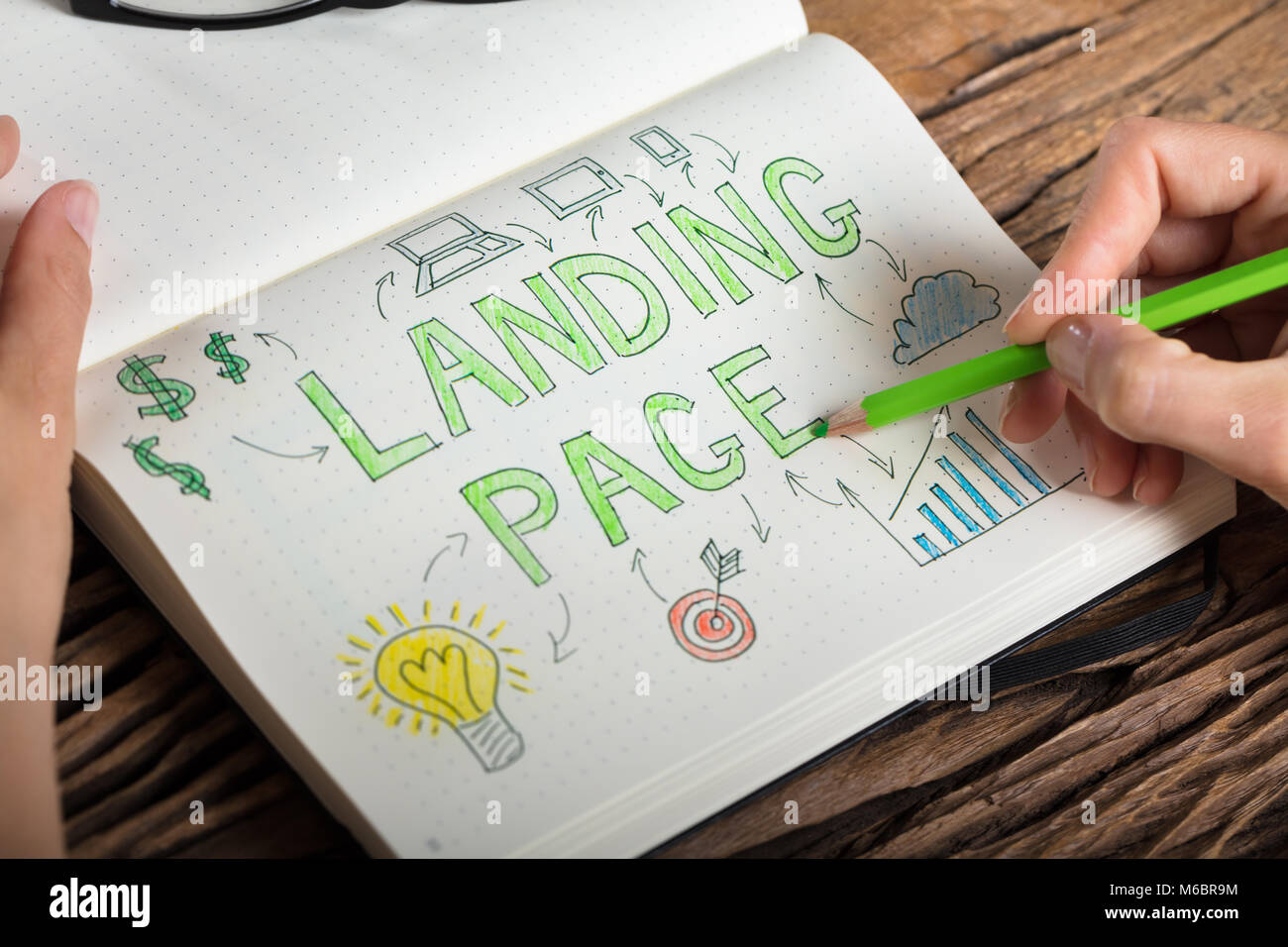 Close-up of a Human Hand Drawing Landing Page Concept sur PC portable à 24 Banque D'Images