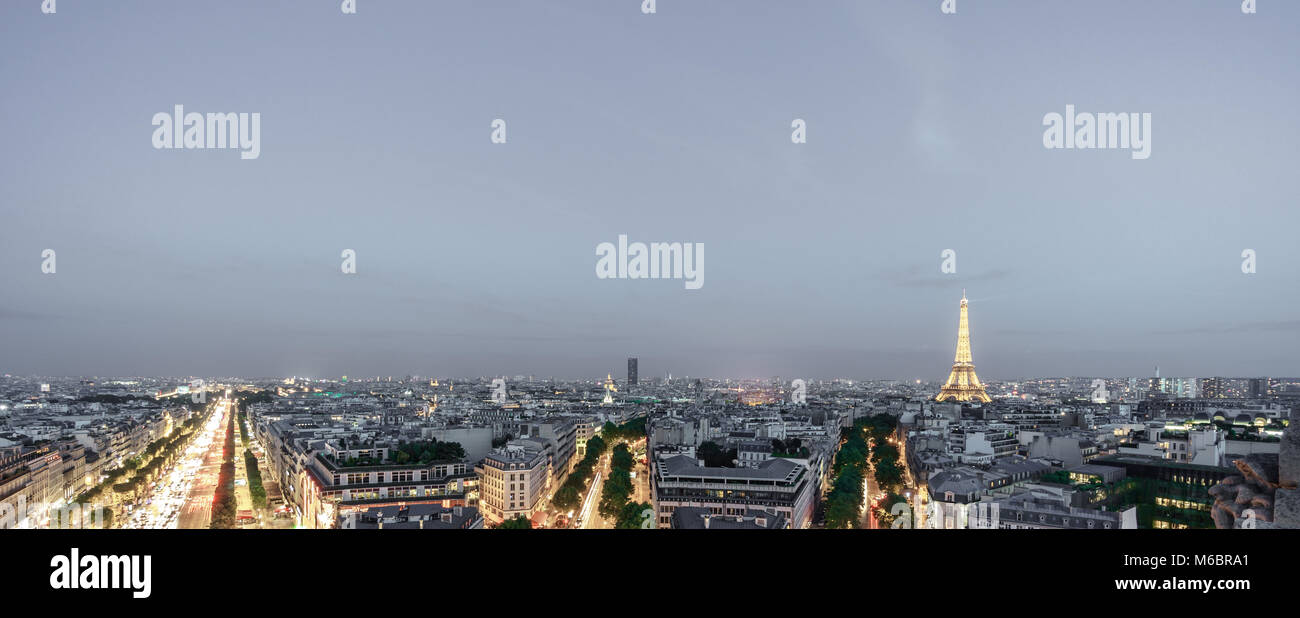 Tour Eiffel et Tour Montparnasse à Paris skyline at night Banque D'Images