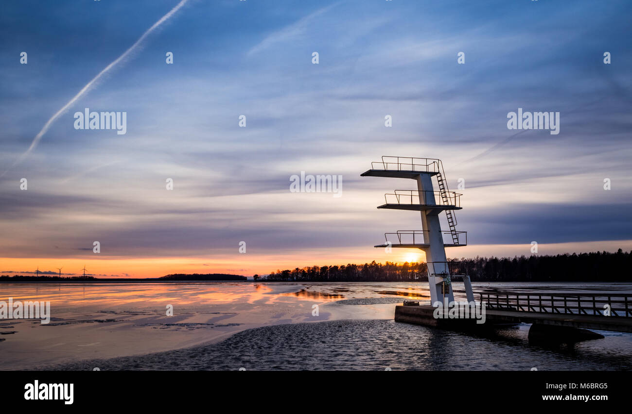 La tour de plongée au coucher du soleil en hiver avec de la glace sur le lac Banque D'Images
