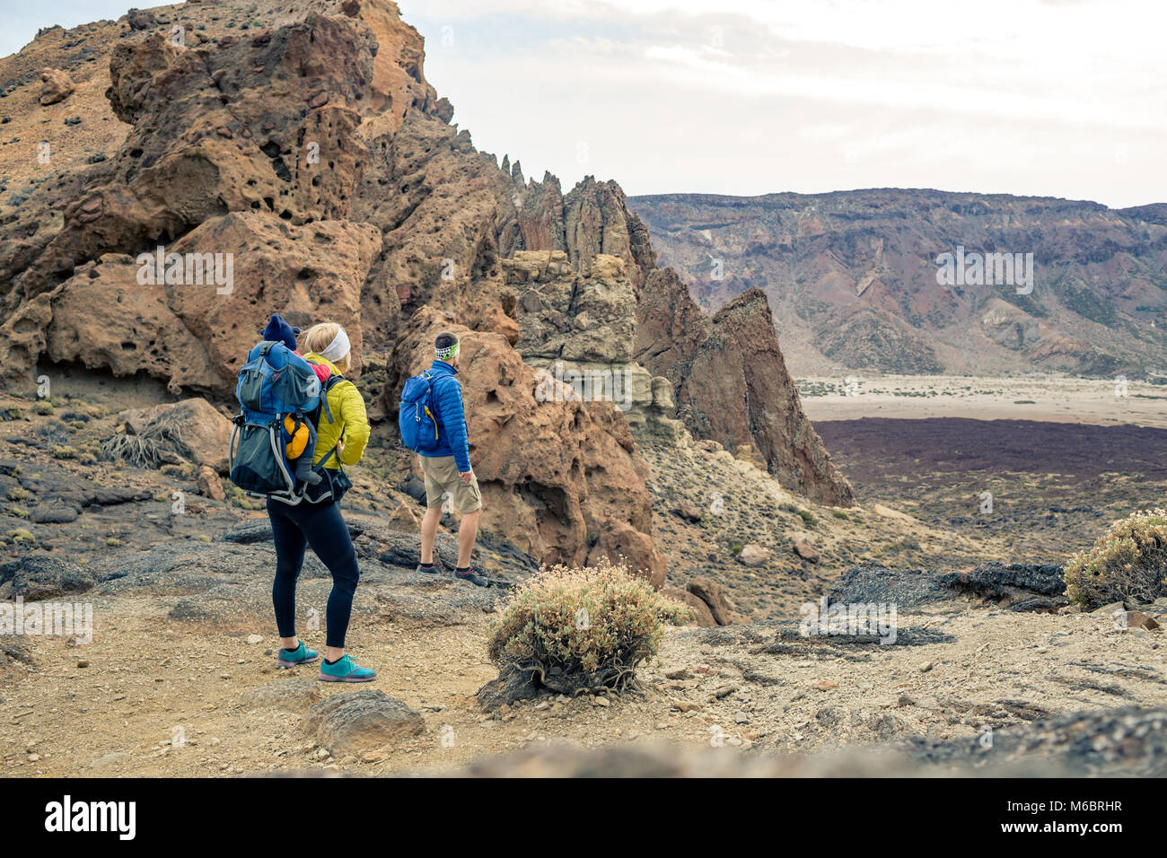 Randonnee En Famille Avec Bebe Garcon Voyager En Sac A Dos Randonnees Aventure Avec Enfant Sur L Automne Voyage En Famille Dans Les Montagnes Vacances Voyage Avec Bebe Carr Photo Stock Alamy Randonnee En Famille Avec Bebe Garcon Voyager En Sac A Dos Randonnees Aventure Avec Enfant Sur L Automne Voyage En Famille Dans Les Montagnes Vacances Voyage Avec Bebe Carr Photo Stock Alamy