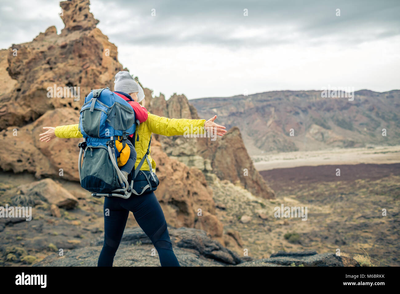 Super Maman Avec Bebe Garcon Voyager En Sac A Dos Randonnees Aventure Avec Enfant Sur L Automne Voyage En Famille Dans Les Montagnes Vacances Voyage Avec Bebe Porte Photo Stock Alamy Super Maman Avec Bebe Garcon Voyager En Sac A Dos Randonnees Aventure Avec Enfant Sur L Automne Voyage En Famille Dans Les Montagnes Vacances Voyage Avec Bebe Porte Photo Stock Alamy