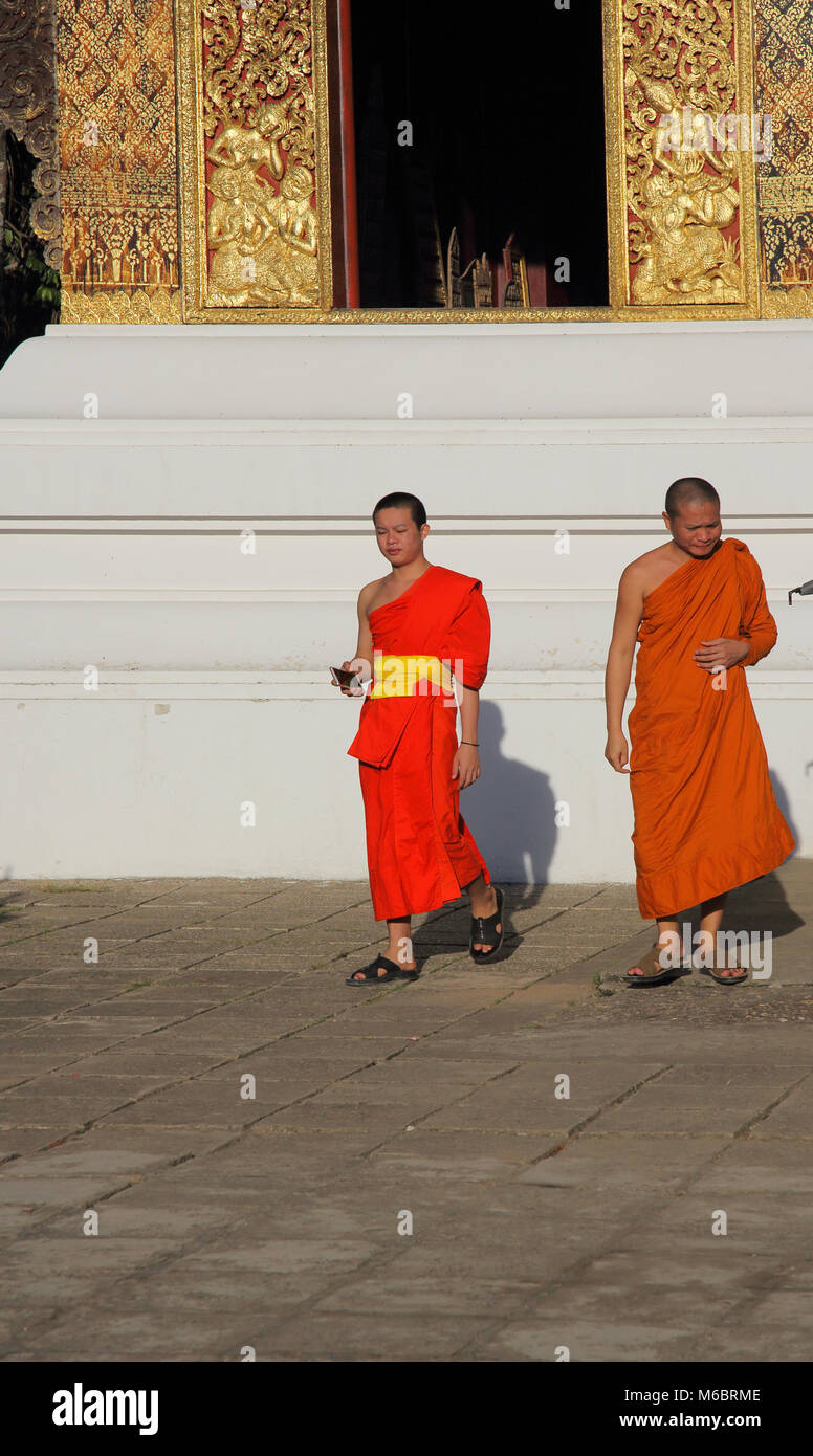 Moines au monastère Wat Xieng Thong Luang Prabang au Laos Banque D'Images
