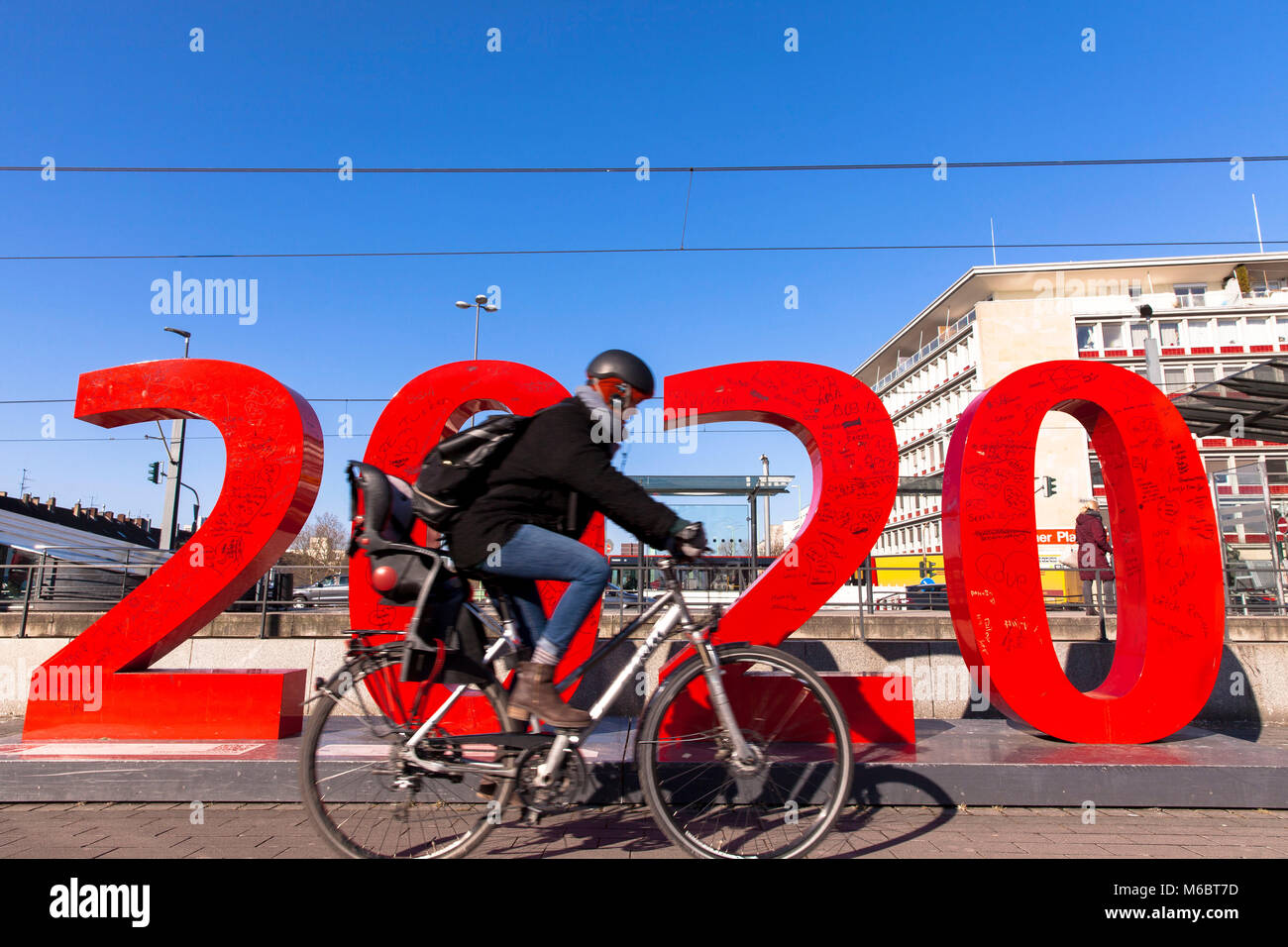 Allemagne, Cologne, logo de la programme de financement structurel Muelheim 2020 sur le Wiener square dans le quartier de Mülheim. Deutschland, Koeln, Logo des St Banque D'Images