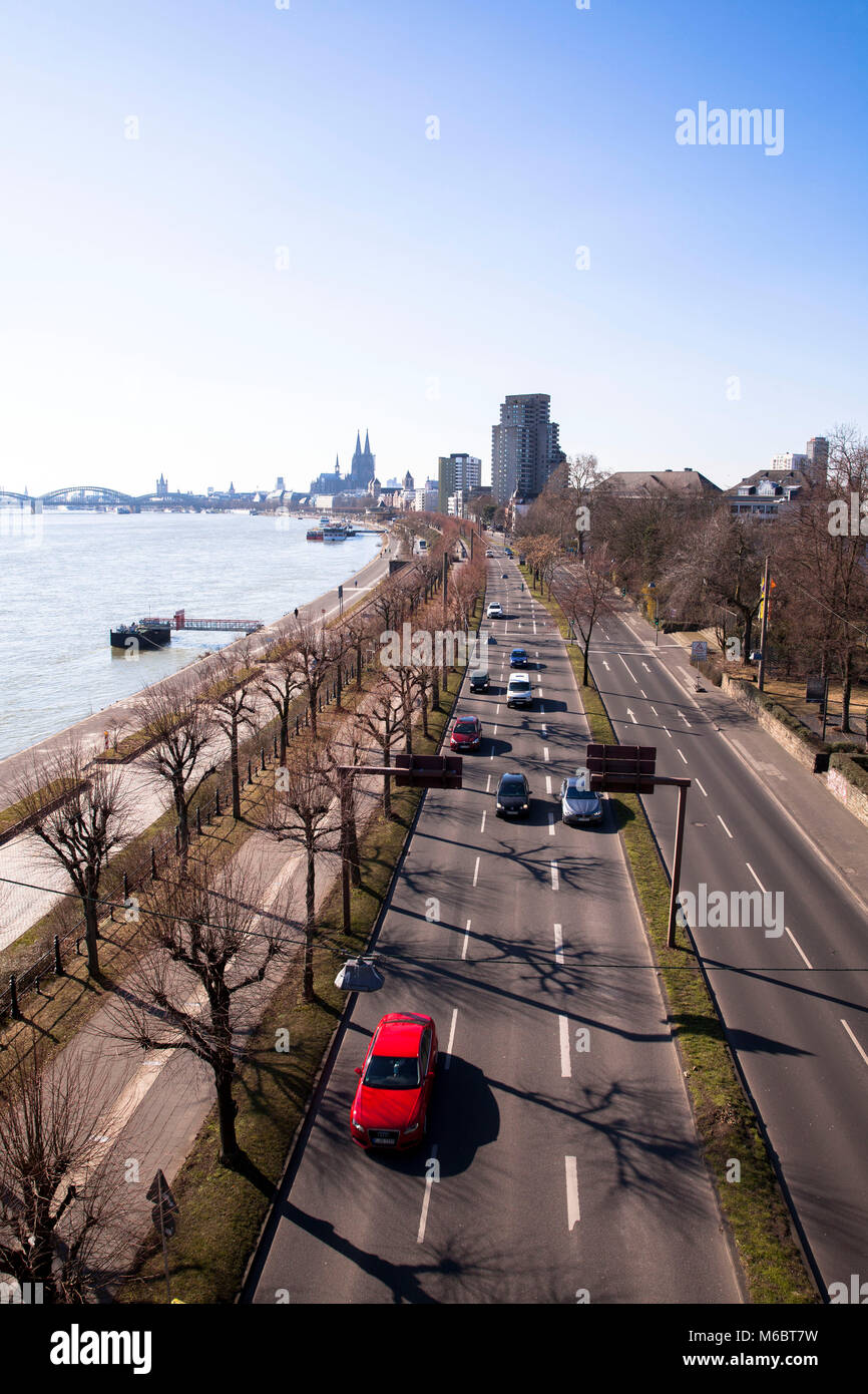 La rue Konrad-Adenauer-Ufer sur le Rhin, dans l'arrière-plan la cathédrale, Cologne, Allemagne Konrad-Adenauer-Ufer am Rhein, Blick zum Dom, K Banque D'Images
