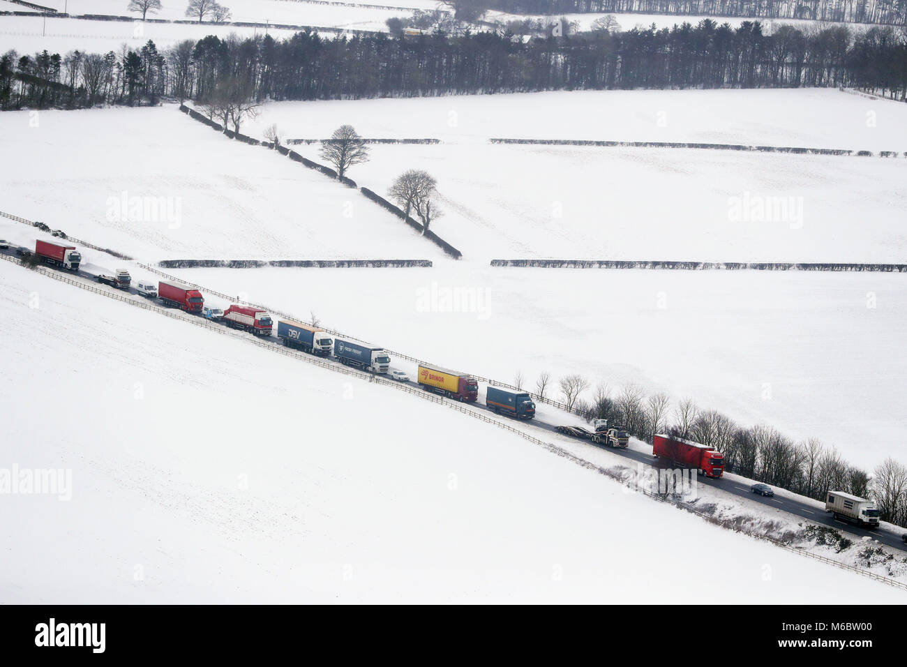 Correction RETRANSMIS LE NOM DE LA ROUTE Les voitures et les camions bloqués sur l'A1 en direction nord à Morpeth entre et Alnwick comme le mauvais temps continue. Banque D'Images