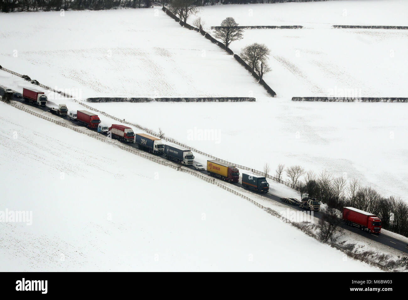 Correction RETRANSMIS LE NOM DE LA ROUTE Les voitures et les camions sur l'A1 en direction nord à Morpeth entre et Alnwick comme le mauvais temps continue. Banque D'Images