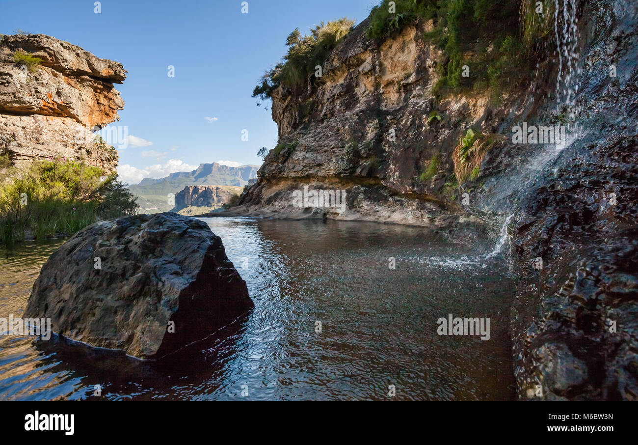 Chute se déversant dans la rivière. Les montagnes d'Afrique du Sud. Paysage d'Afrique du Sud. Banque D'Images