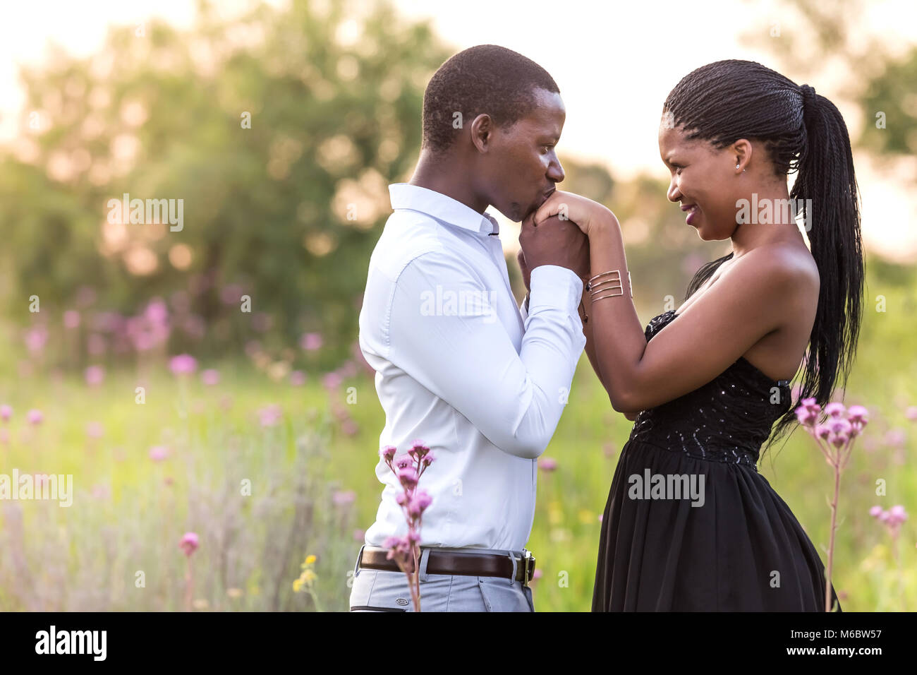 Jeune couple romantique à embrasser dans un champ. Banque D'Images
