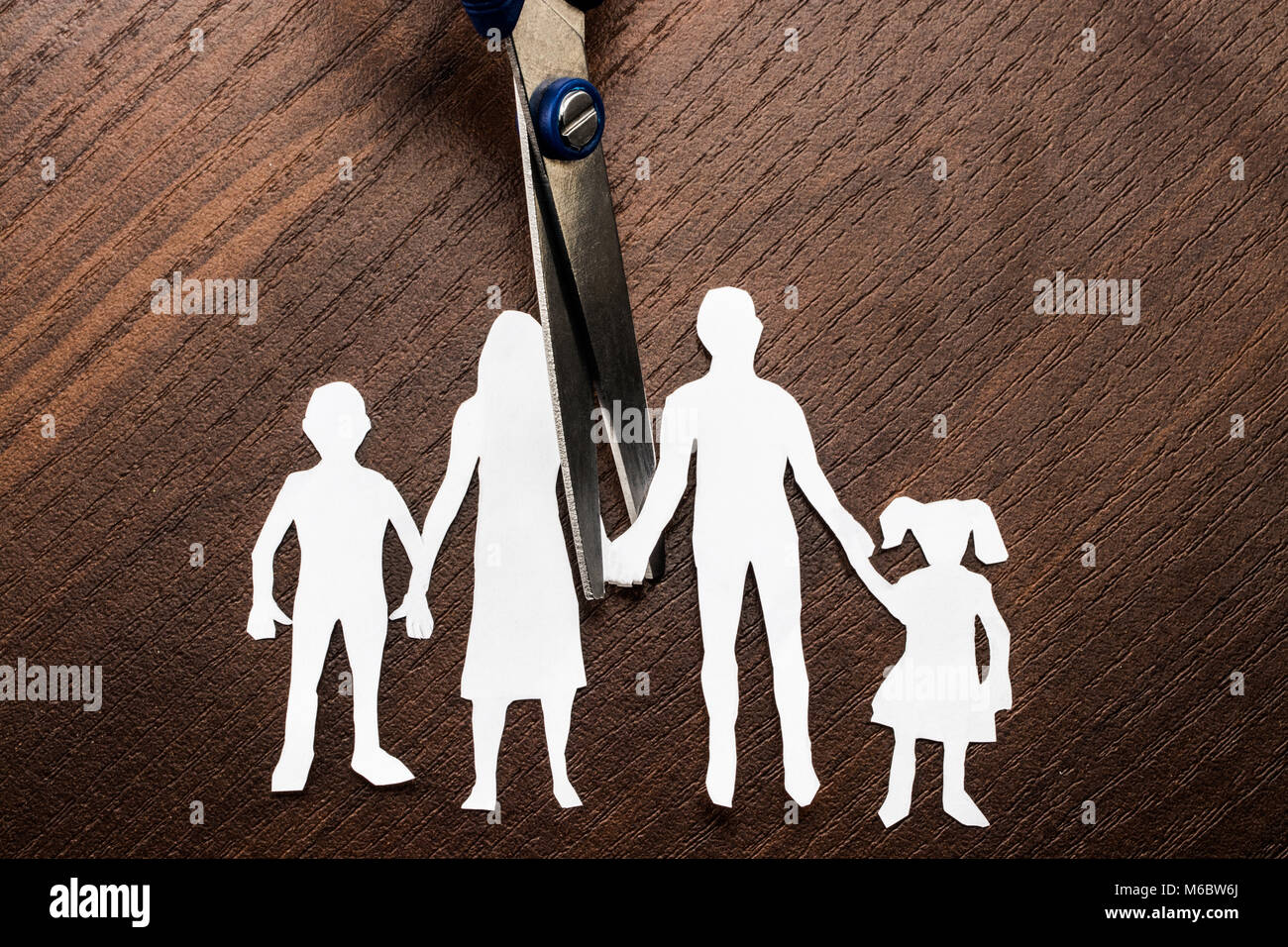 Le divorce et la garde des enfants en dehors de la famille coupe ciseaux. Banque D'Images
