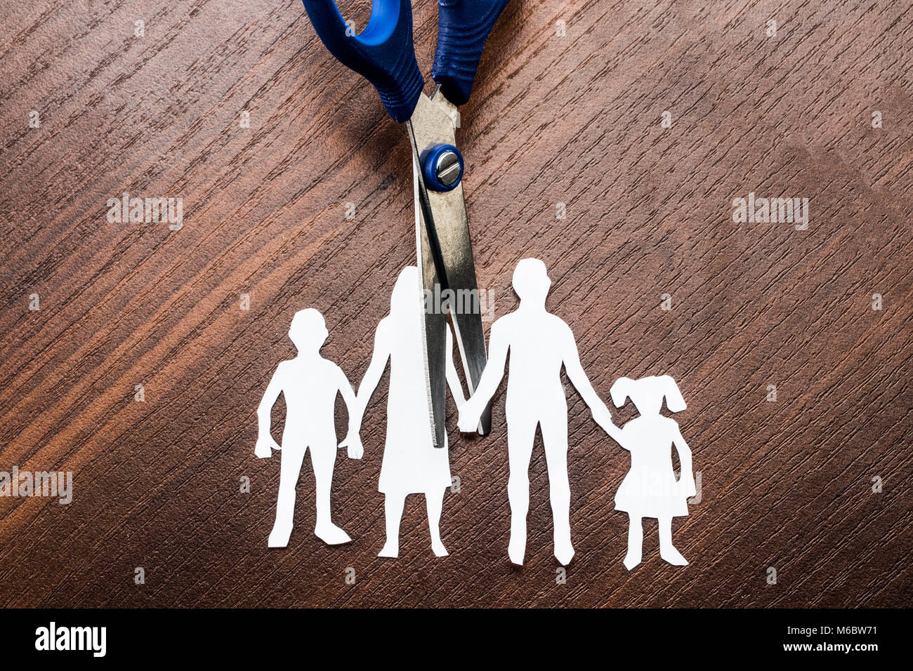 Le divorce et la garde des enfants en dehors de la famille coupe ciseaux. Banque D'Images