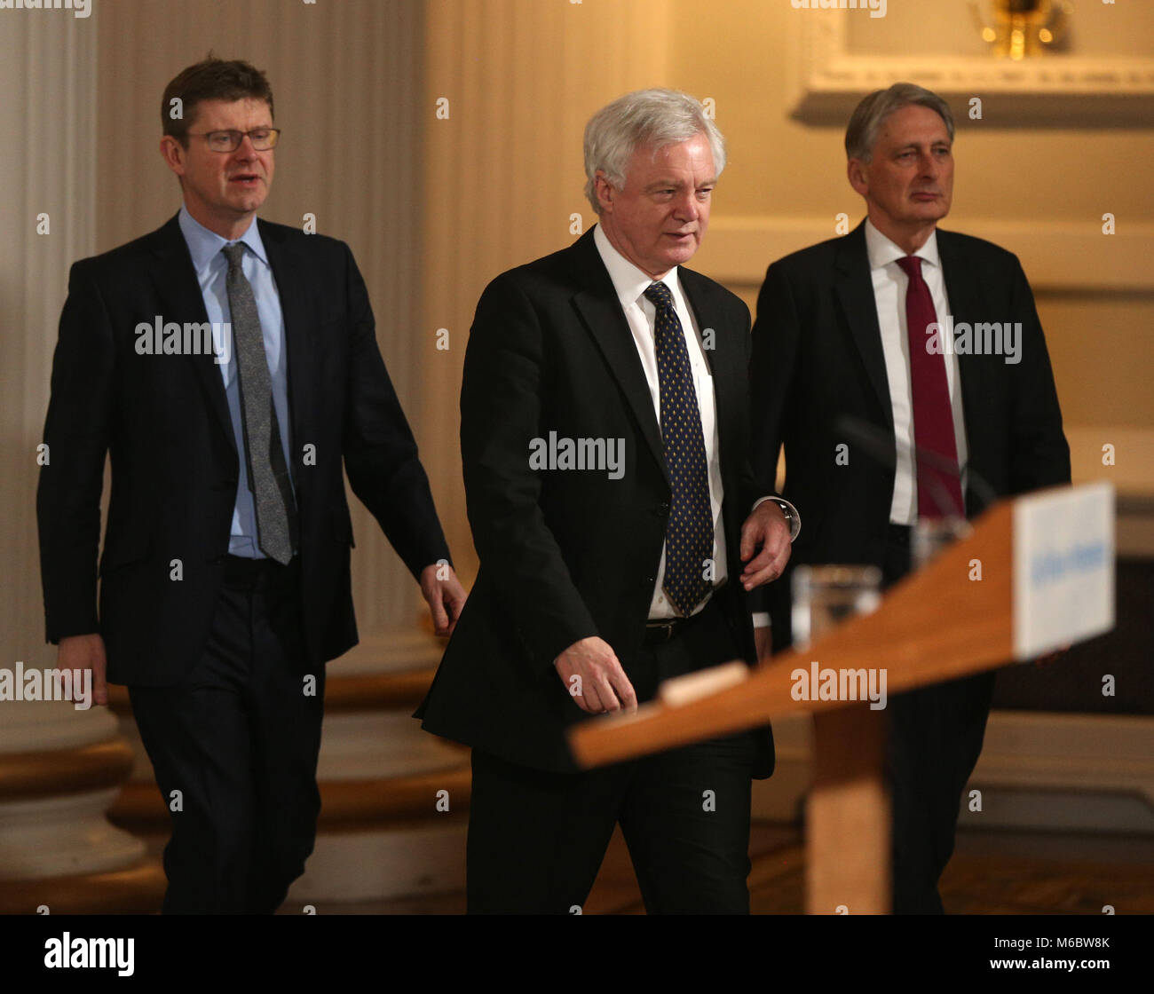 (De gauche à droite) Secrétaire d'entreprise Greg Clark, Secrétaire Brexit David Davis et le Chancelier Philip Hammond arriver d'écouter un discours prononcé par le Premier ministre Theresa peut, à la Mansion House de Londres sur le partenariat économique avec l'UE après Brexit. Banque D'Images