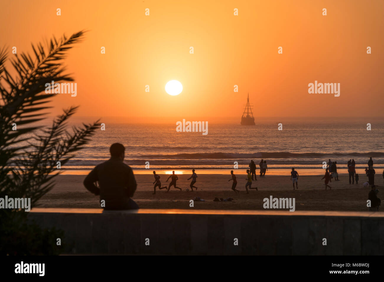 Sonnenuntergang an der Strandpromenade à Agadir, Königreich Marokko, Afrika | coucher de soleil sur la Promenade de la plage à Agadir, Royaume du Maroc, l'Afrique Banque D'Images