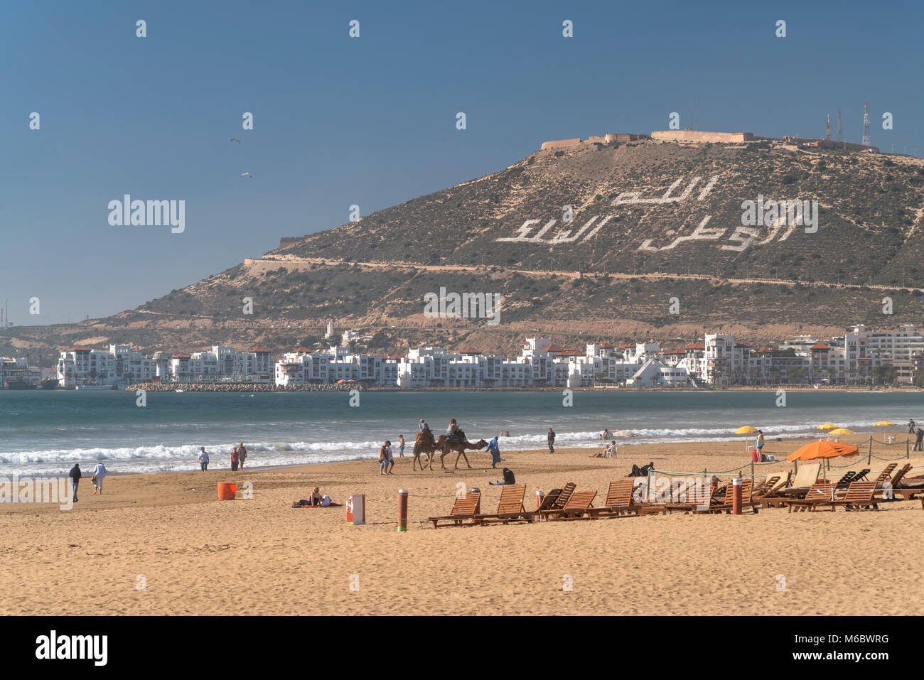 Sandstrand und Berg mit Kashbah à Agadir, Königreich Marokko, Afrika | plage et montagne avec kashbah à Agadir, Royaume du Maroc, l'Afrique Banque D'Images