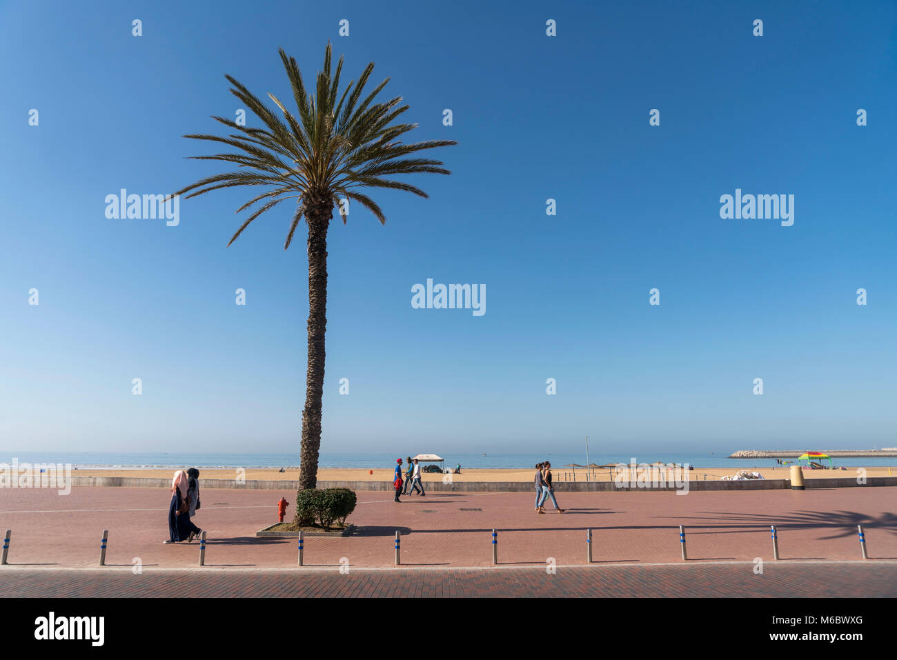 Promenade und Strand à Agadir, Königreich Marokko, Afrika | Promenade et la plage à Agadir, Royaume du Maroc, l'Afrique Banque D'Images