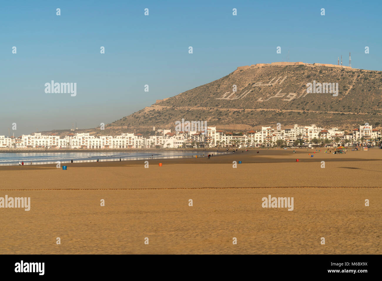 Sandstrand und Berg mit Kashbah à Agadir, Königreich Marokko, Afrika | plage et montagne avec kashbah à Agadir, Royaume du Maroc, l'Afrique Banque D'Images