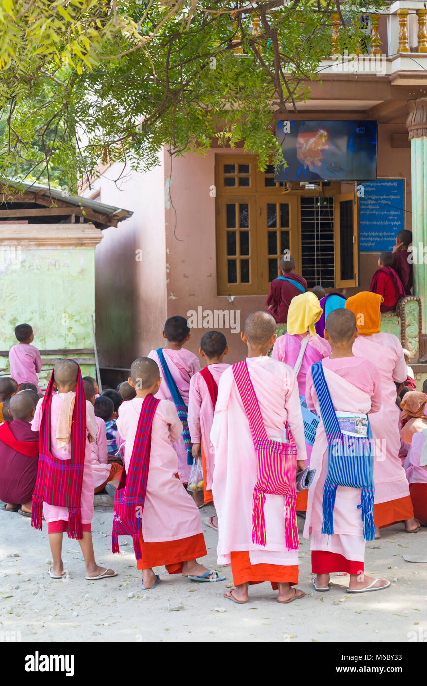 Les enfants regarder la télévision pendant une pause à Aung Myae Gratuit École éducation monastique Oo, Rhône-Alpes, Mandalay, Myanmar (Birmanie), l'Asie en février Banque D'Images