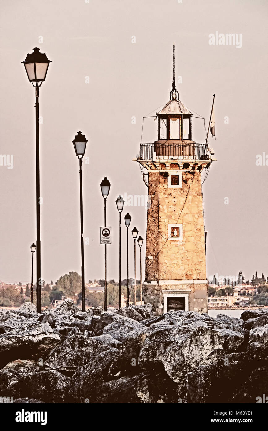 Phare de Desenzano del Garda, Italie, à la lumière du soir Banque D'Images