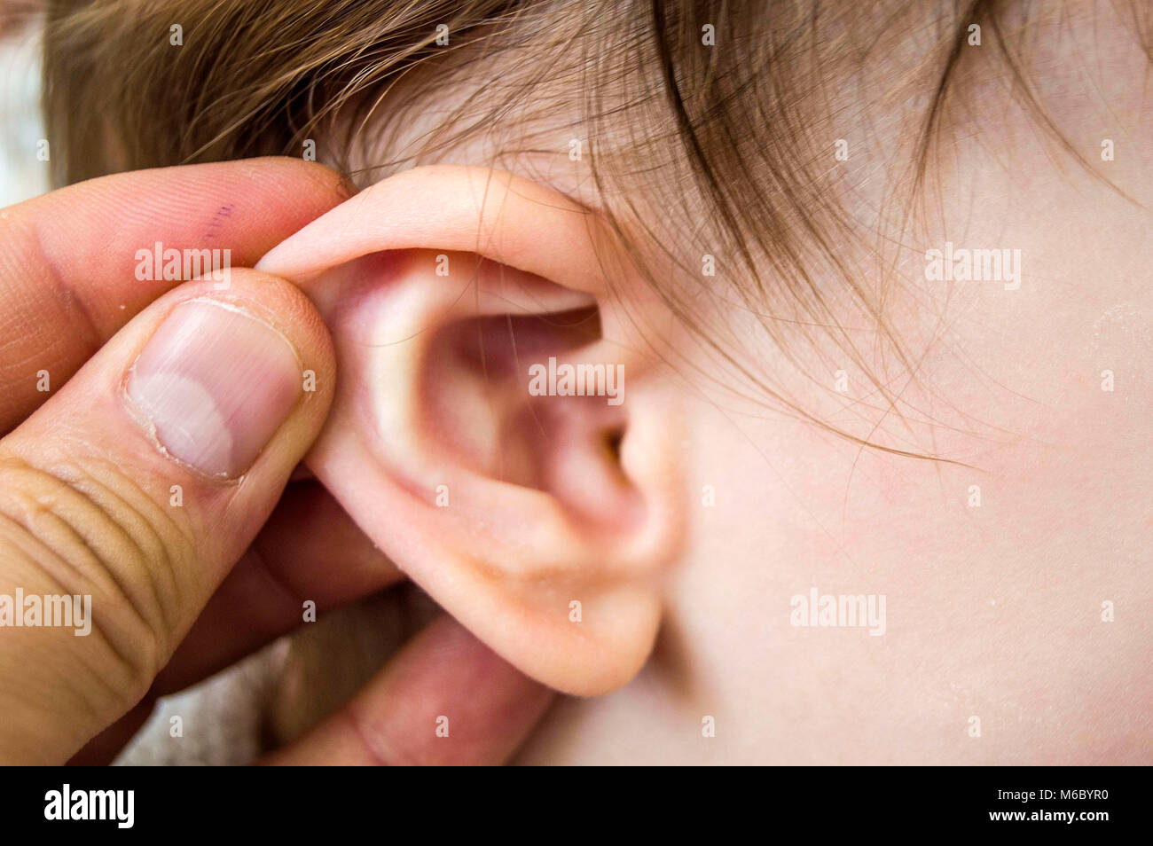 Photos de l'oreille, les oreilles de bébé et troubles de l'oreille, médecin  faisant ear control Photo Stock - Alamy