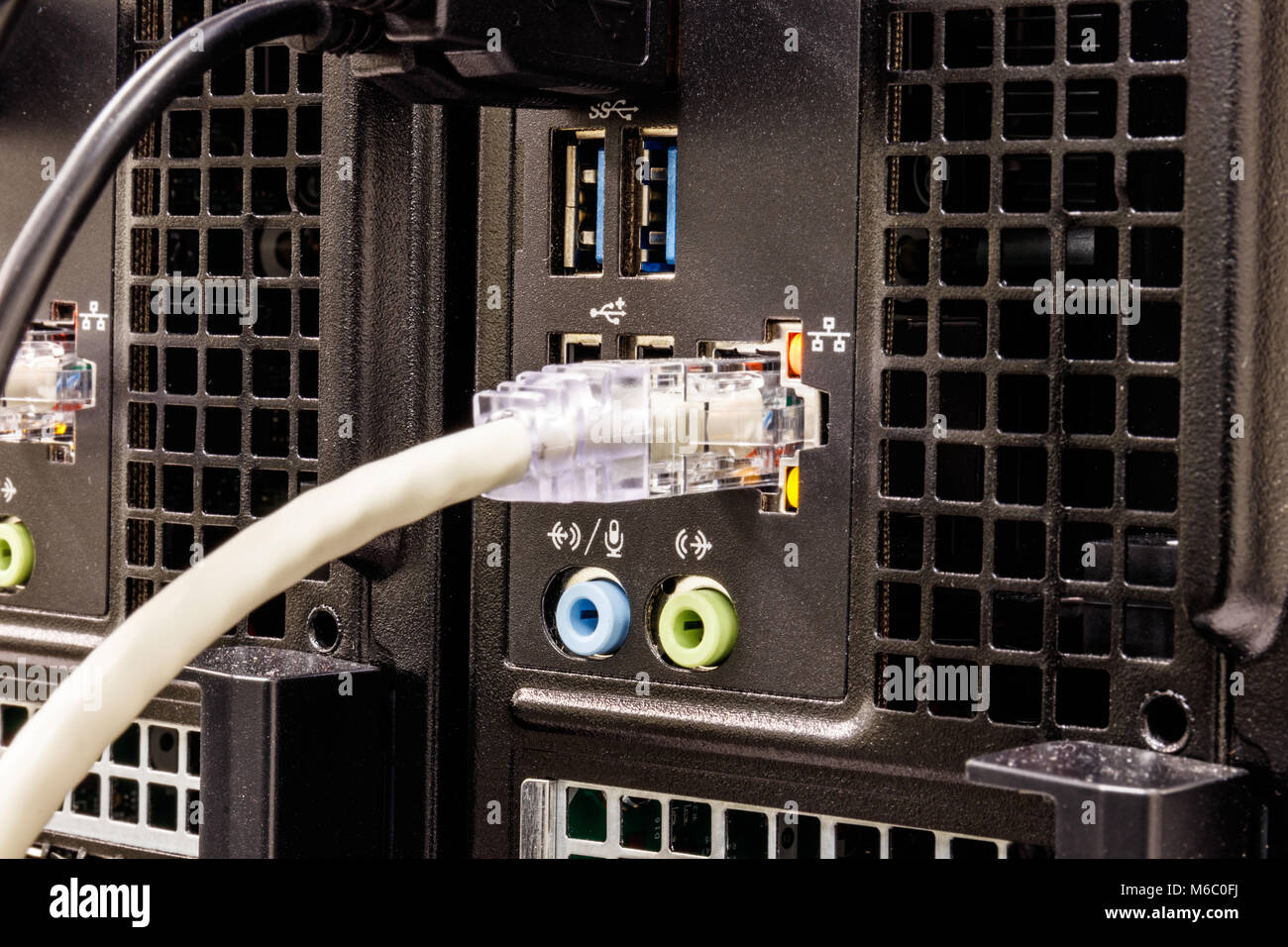 Panneau arrière de l'ordinateur PC Ethernet, ports USB et audio JE Photo  Stock - Alamy