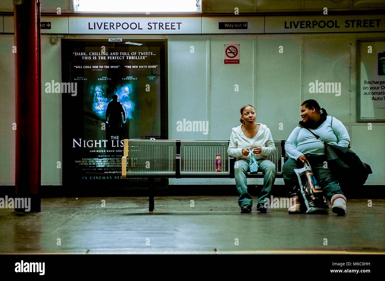 LONDON,UK-SEPTEMBRE 22:deux jeunes filles attendant sur le platfotrm,de la gare de Liverpool Street London Underground,sur septembre 22,2006. Banque D'Images