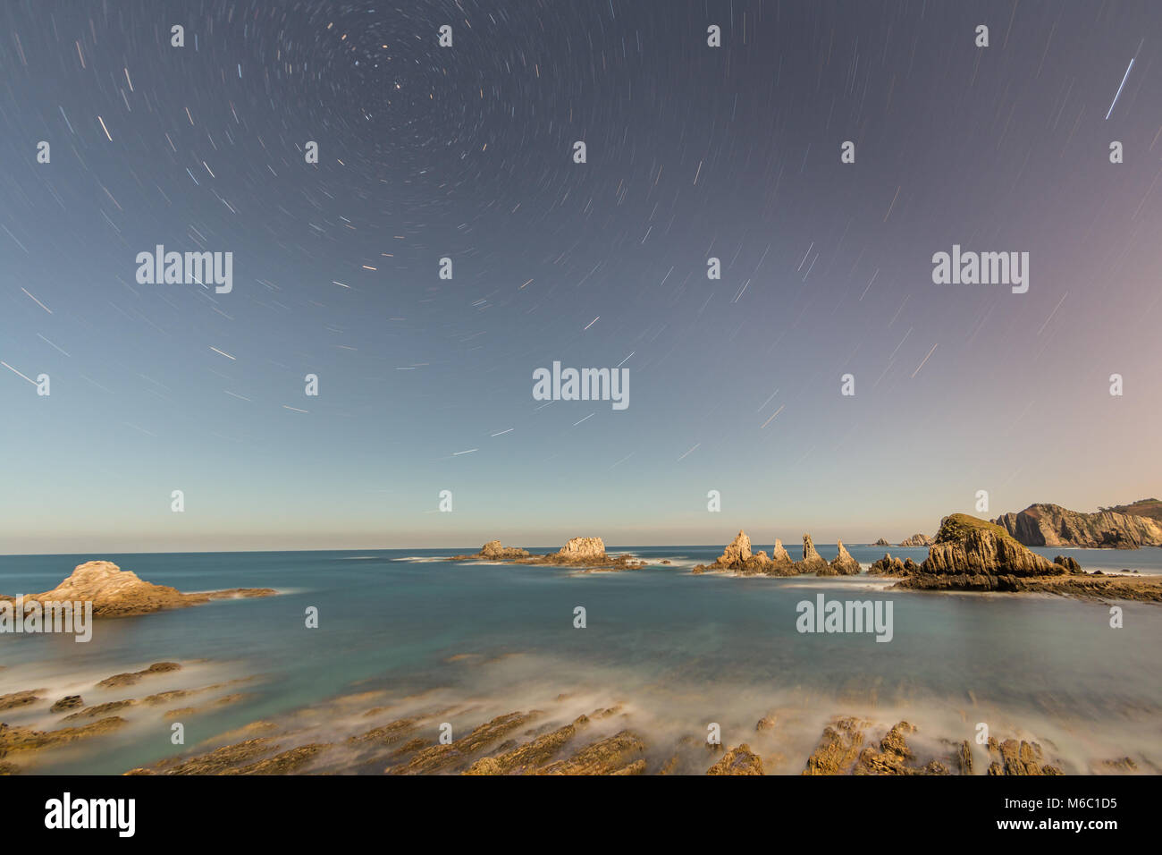 La plage de Gueirua, un paysage de rochers qui émergent de l'océan, fait semblant d'être d'un autre monde, avec une impressionnante d'une beauté Banque D'Images